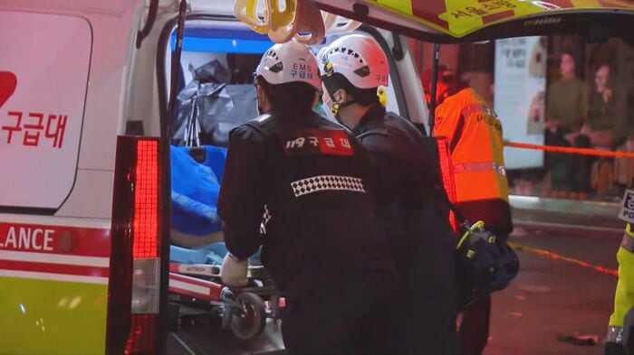 梨泰院事故で救助活動に当たる消防士たち