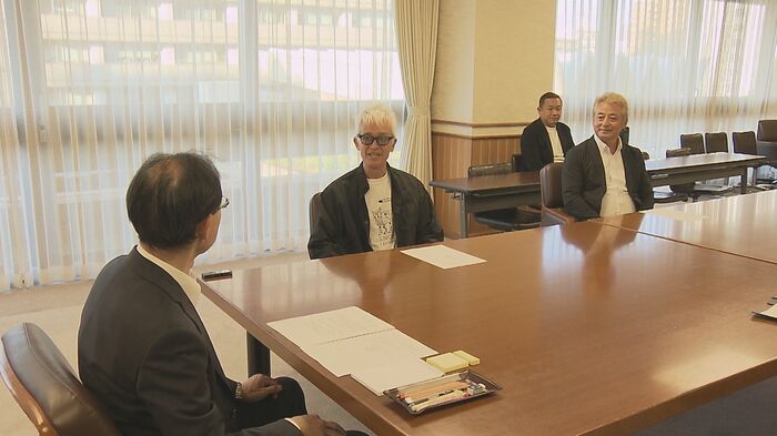 別府に移住したことを知事に報告したマーク・パンサーさん