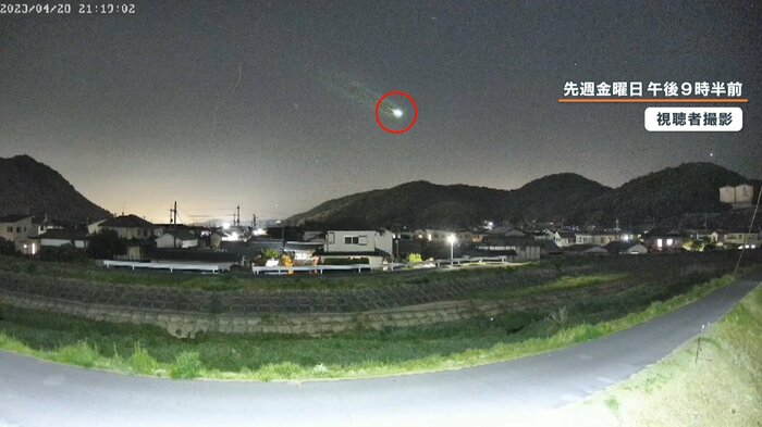 岡山市・北区で撮影された、民家の上を流れる大きな“火球”(4月28日)