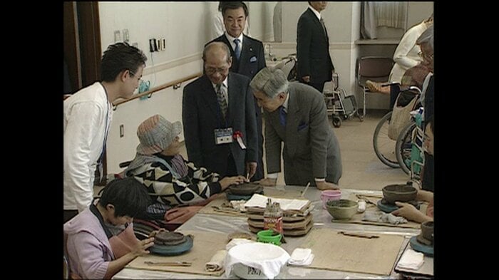 デイサービスの利用者と談笑する陛下