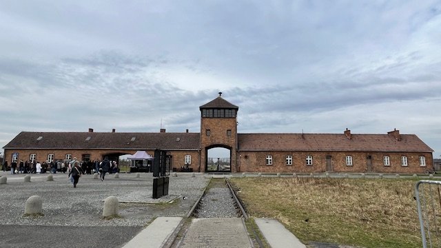 ビルケナウ収容所の進入門。ユダヤ人の輸送列車はここを通った