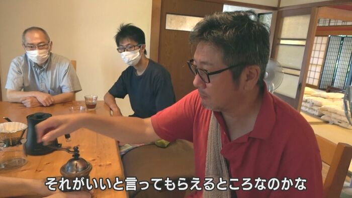 自ら豆を挽き、コーヒーで客をもてなす司さん