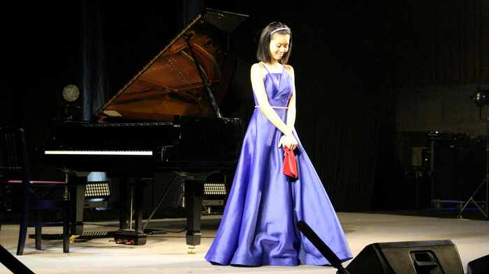 冬の学校祭「R-EXPO」のステージに立つ麻生紗耶香さん