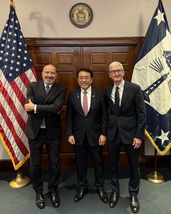 赤沢氏がラトちゃんと呼ぶラトニック商務長官(左)と。右はAppleのティム・クックCEO 赤沢氏のXより