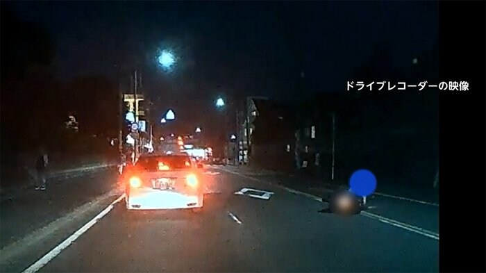 【独自】減速中の車に突然の衝撃 前に転倒バイク 一体何が