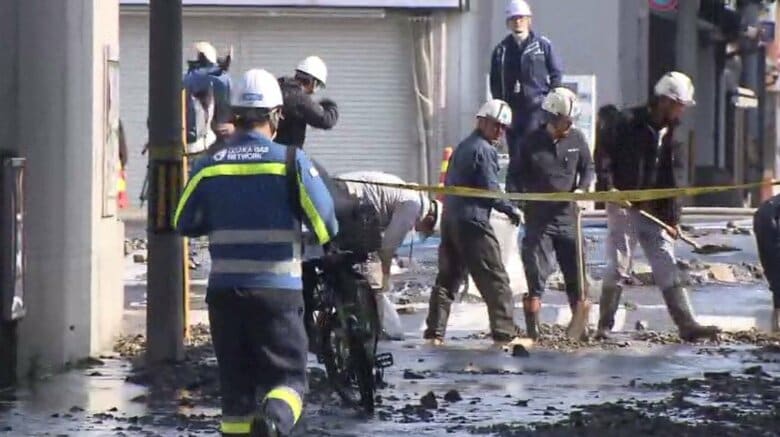 【速報】水道管から大量の水が漏れだし道路の一部が冠水 陥没の恐れも 水道管の老朽化で亀裂入ったか｜FNNプライムオンライン