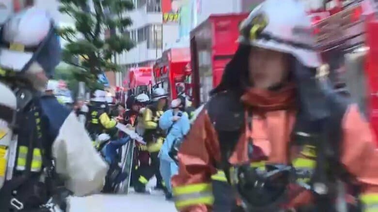 【続報】「エレベーター止まり非常階段で下りた」避難の客が集まり近くの公園は騒然　宿泊客に別ホテル案内も　福岡市天神で大規模停電　地下の電気室で煙充満｜FNNプライムオンライン