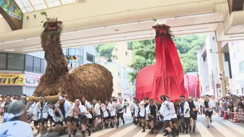 炎天下の下で熱気　宇和島で祭り最終日に「親牛鬼パレード」１６体繰り出し豪快な練り披露【愛媛】｜FNNプライムオンライン