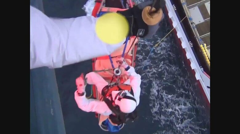陸まで900キロ…漁船で倒れた男性を救え！ヘリが駆けつけ搬送　一刻を争う救出劇｜FNNプライムオンライン