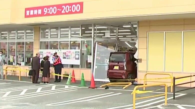 スーパーに車が突っ込み自動ドア破壊…80代女性がアクセル踏み急発進、別の車に衝突した上入口に突っ込む　事故当時は多くの買い物客　熊本市｜FNNプライムオンライン