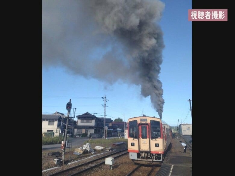 エンジンの内部が故障…通勤・通学時間帯の列車から“大量の煙”立ち上る 車内にも入り込み乗客約40人が避難｜FNNプライムオンライン