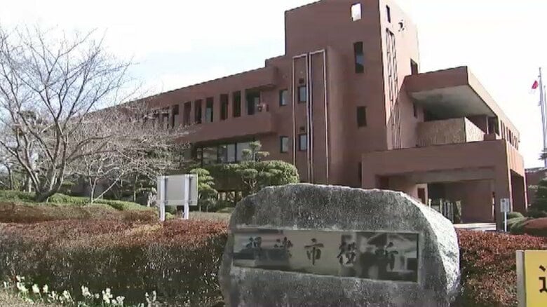 【参院選】「なんでいかんとや」1人が2票記入し投じる　福津市の期日前投票所　自分の投票用紙を同行女性に手渡した男性　職員に激しく詰め寄る　福岡｜FNNプライムオンライン
