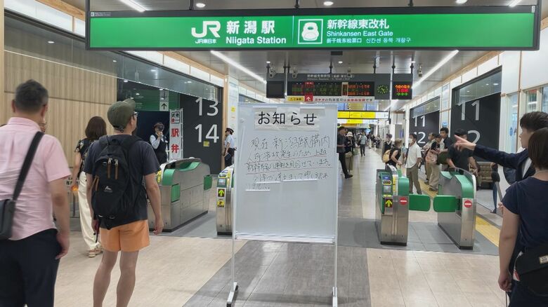 新潟駅の新幹線ホームから60代女性が飛び降り　レールの間に倒れ車両が体の上を通過　足の骨を折る重傷も命に別条なし　新潟｜FNNプライムオンライン