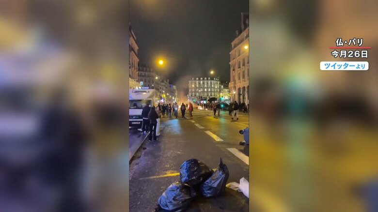 ゴミが散乱し、炎が上がる(3月26日 フランス・パリ)