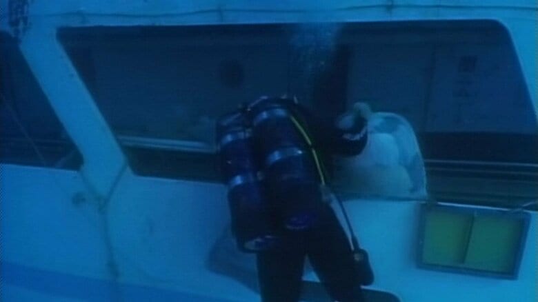 えひめ丸から遺留品を回収するダイバー