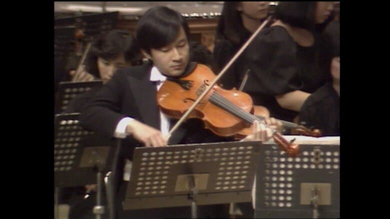 ビオラを演奏する陛下