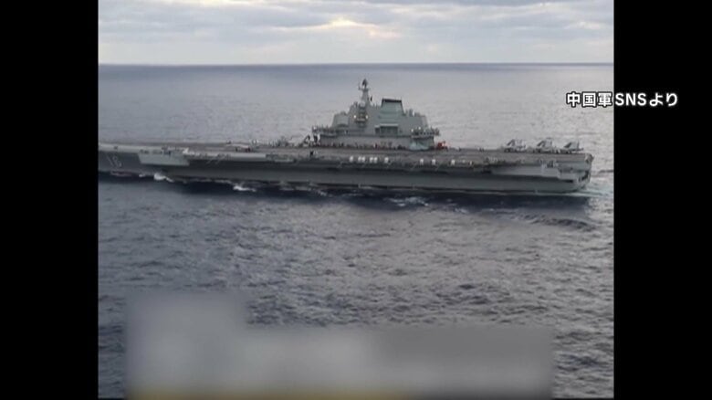 航行する中国海軍空母「遼寧」（中国軍SNSより）