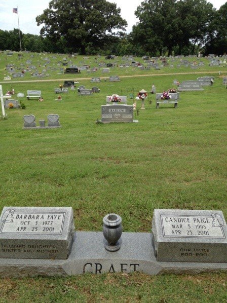 事件現場から車で10分にある犠牲者4人が隣り合わせで眠る墓地