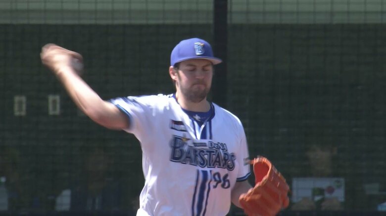 イニング間のピッチング練習前、“バックスクリーンに向かって”腕を数回振るT・バウアー②