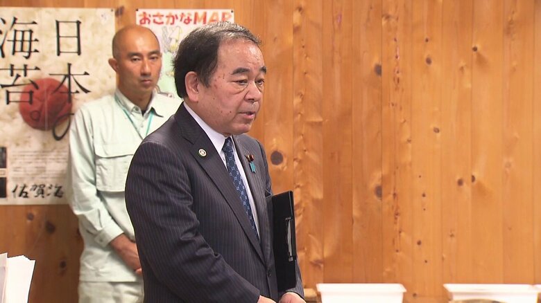 佐賀・小城市の有明水産振興センターを訪れた坂本農水相（2024年5月12日）