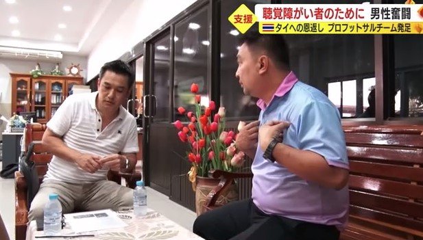 流ちょうなタイ語で打ち合わせをする大畑さん（左）
