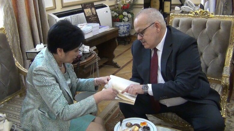 50年前の教科書を手に、カイロ大の学長と談笑する小池知事（6日）