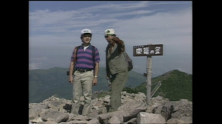 頂上から景色を見渡される皇太子さま