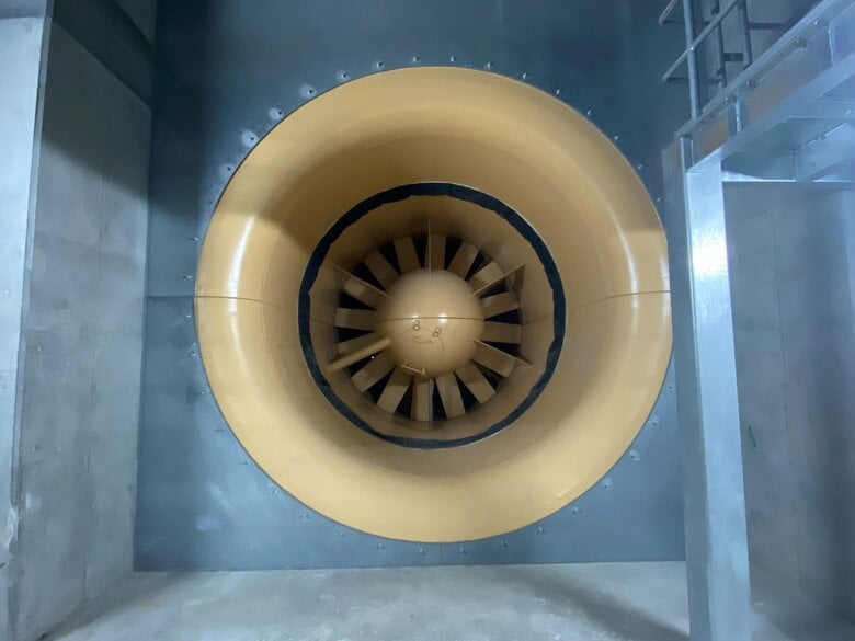 正面から見た巨大な排風機