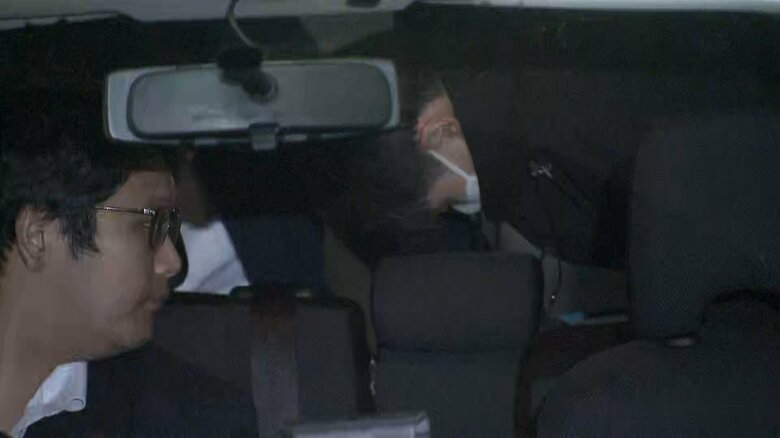 警視庁大崎警察署から出てきた若山容疑者（1日午後0時半過ぎ）