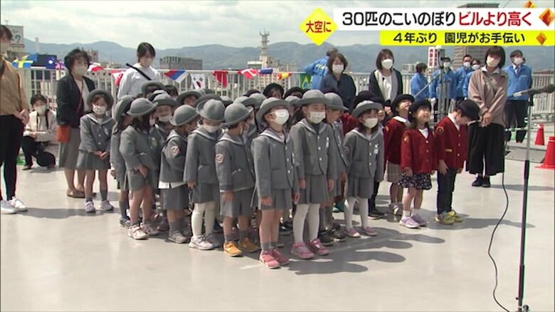 元気いっぱいに歌う園児たち