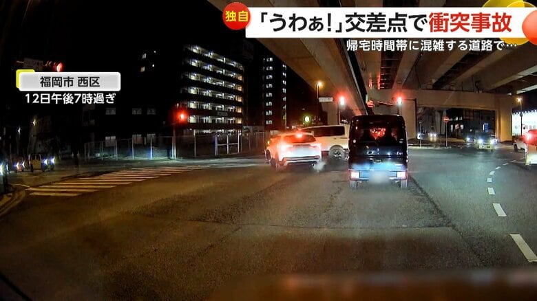直進する車と右折しようとした車による衝突事故の瞬間（12日午後7時過ぎ、福岡市・西区）⑤