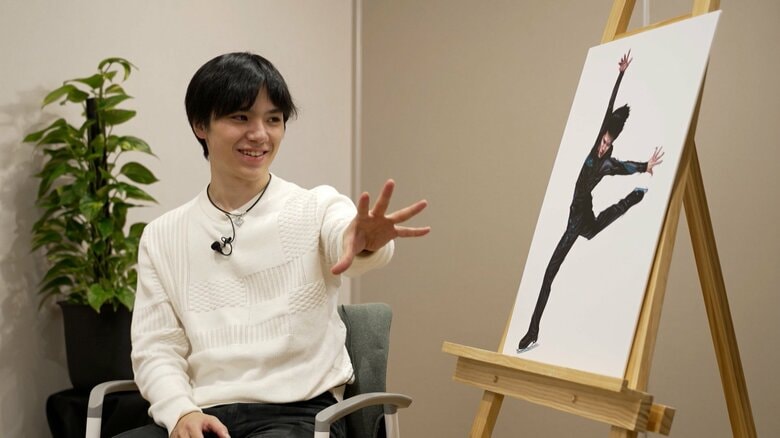 田村大さんの作品を見てうれしそうにする宇野