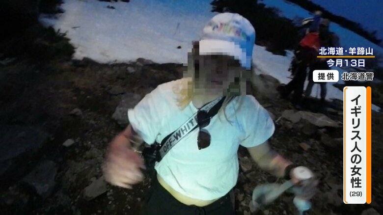 半袖シャツ姿の女性 おなかも見えている