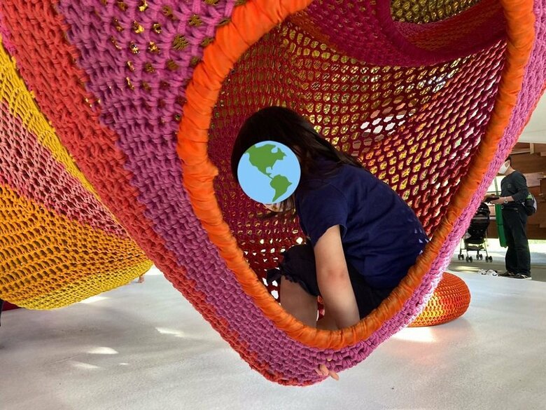 家族旅行を楽しむ娘さん