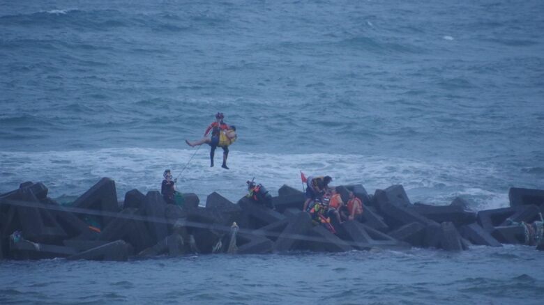 救助の様子（提供：上越海上保安署）