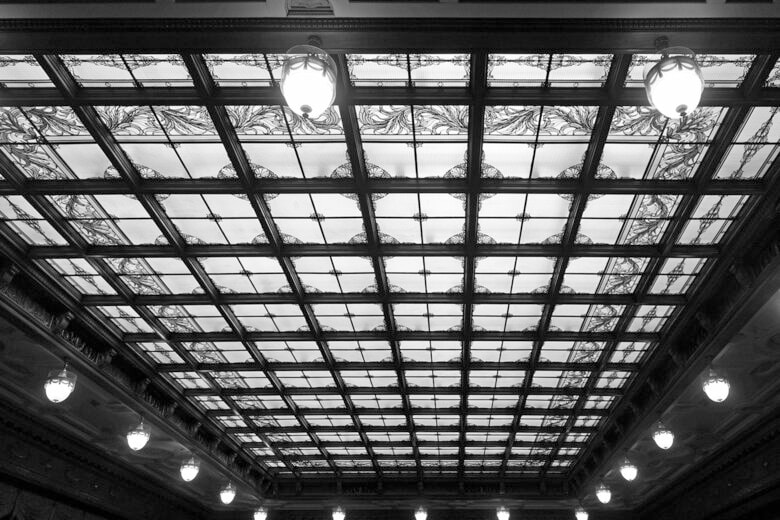 議場の天井。日本で最も大きなステンドグラスだが、参議院は宇野沢ステンドグラス製作所、衆議院は別府ステンドグラス製作所の制作（『至高の近代建築』より）