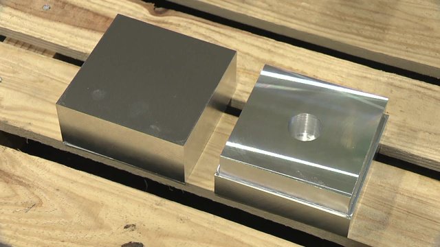 工作機械を使って見本と同じ形にアルミの塊を削る