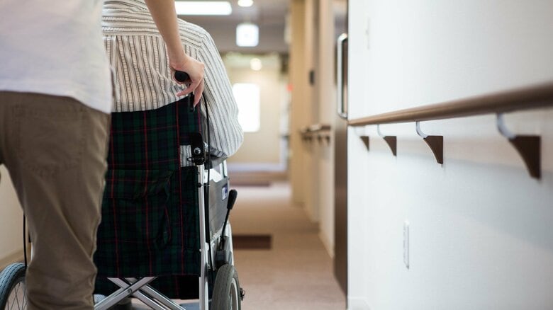 感染拡大防止のためサービスを休止・縮小する介護施設も（画像はイメージ）