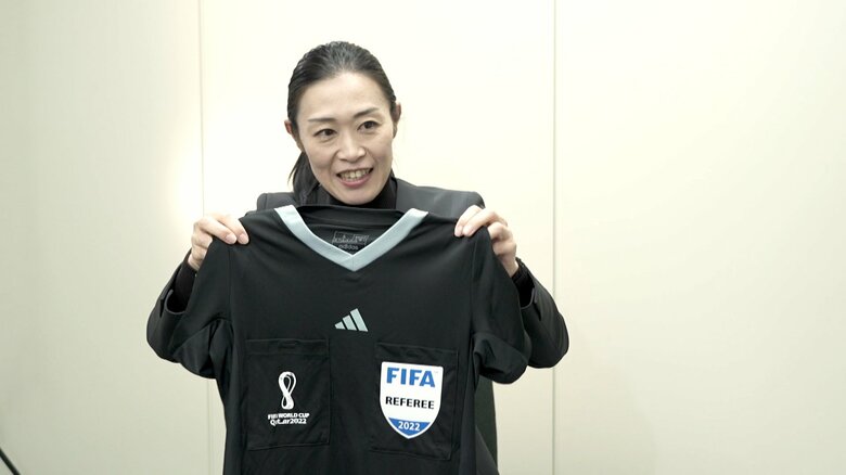 審判のユニフォームを手にする山下良美さん