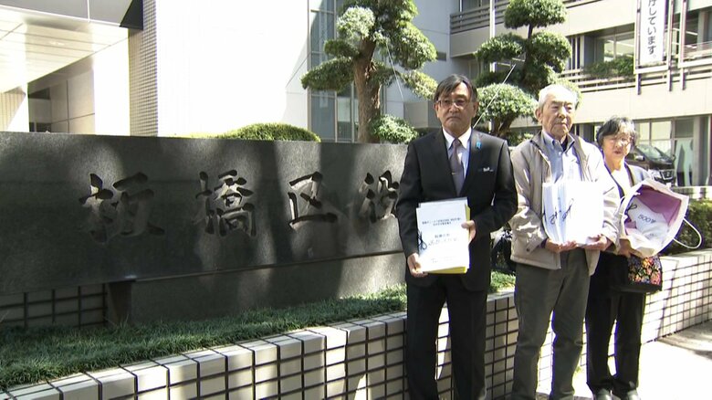 集まった反対署名を手に、板橋区役所を訪れた自治会（15日午後）