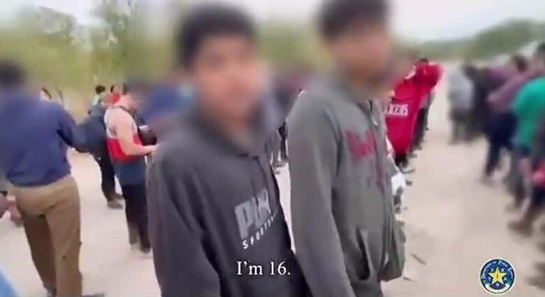 移民希望者には未成年者も多くいた（テキサス州当局SNS）