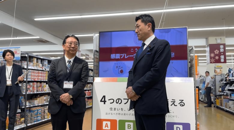 赤間防災担当大臣と石黒靖規DCMホールディングス代表取締役社長兼CEO