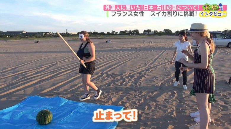 スイカ割りに挑戦する3人