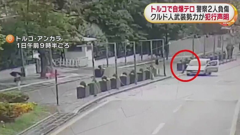 内務省前に止められた車から降りる男（トルコ・アンカラ　1日午前9時半ごろ）