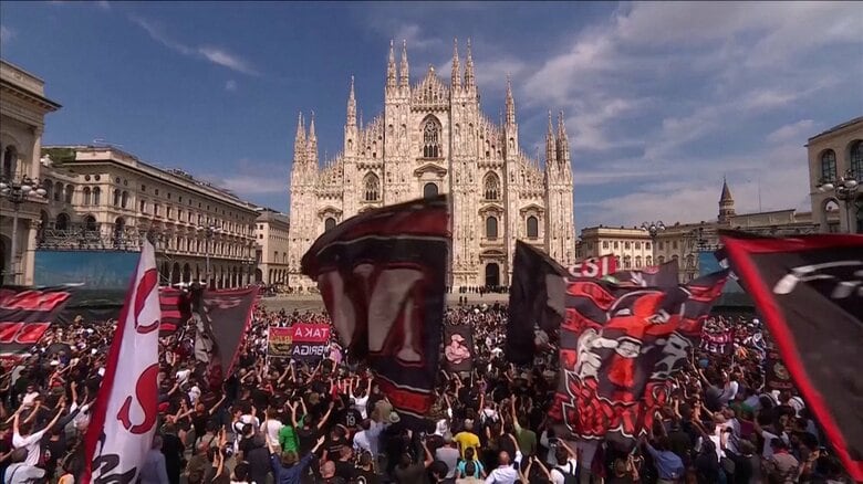 ベルルスコーニ氏の葬儀会場には、かつてオーナーを務めたACミランの旗を振る人の姿も