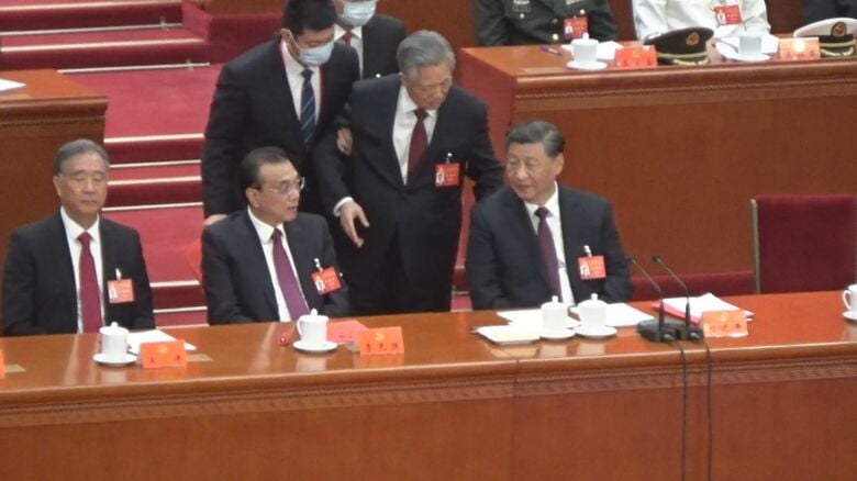 習近平氏に喋りかける胡錦濤氏（筆者撮影）