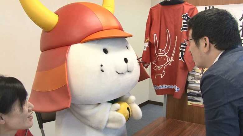 鈴を鳴らすひこにゃんを見て、雅子さまは微笑まれたという