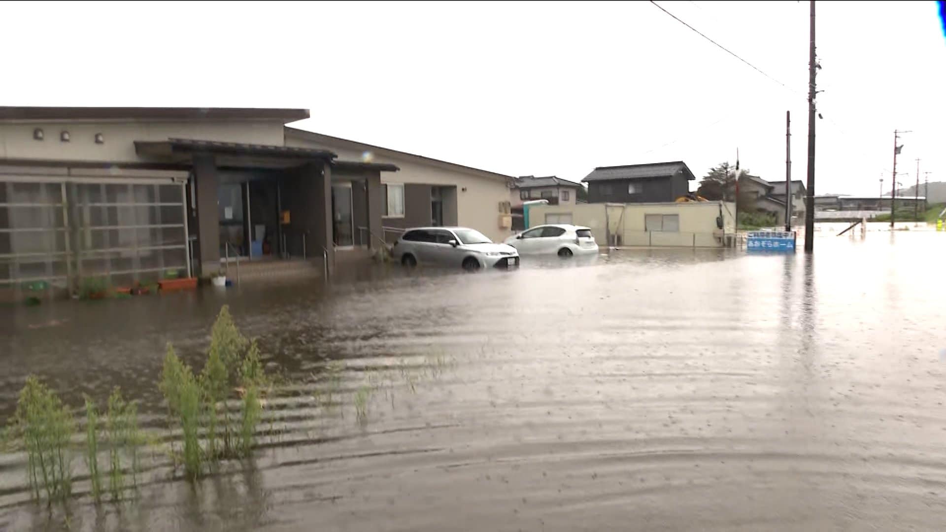 車が水没…ドアを蹴り脱出「死ぬかと思った」 富山・石川で一時「大雨特別警報」複数の川が氾濫 秋田県沿岸で線状降水帯発生の可能性