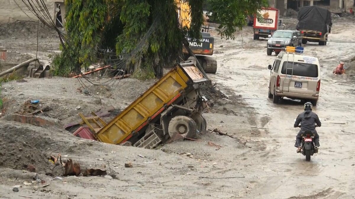 ネパール・中国の土石流からあすで1カ月 1400人超死亡・日本人含む5500人超不明 住民はワイヤーつたい川を渡る
