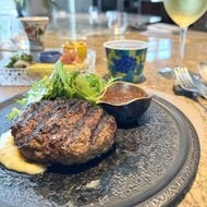  黒毛和牛×田原ポークを備長炭で…素材にこだわる肉汁あふれる「炭火焼ハンバーグ」旬の食材リストから選ぶ創作料理も